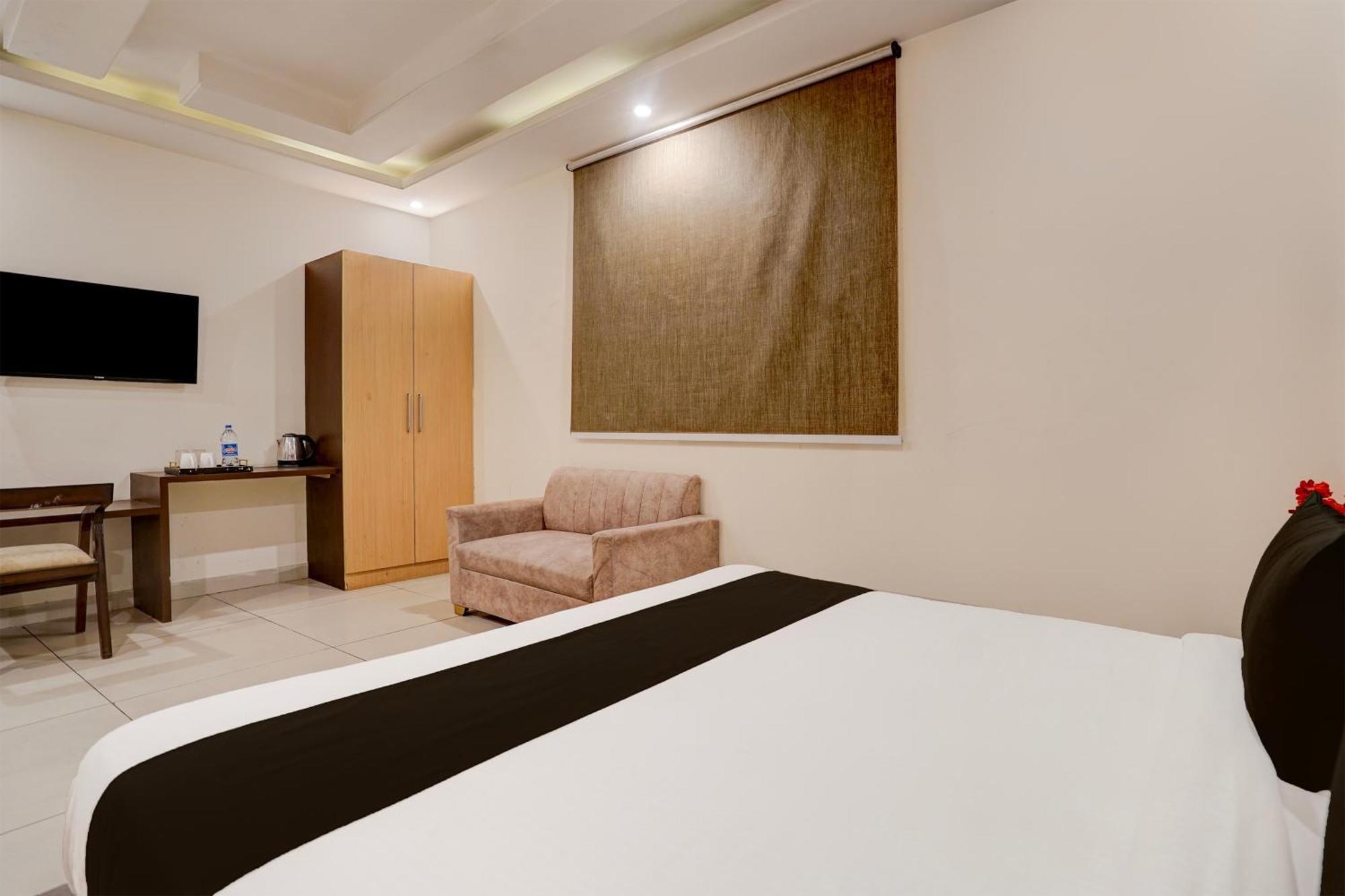 Super Townhouse Airport Road Delhi Hotell New Delhi Exteriör bild