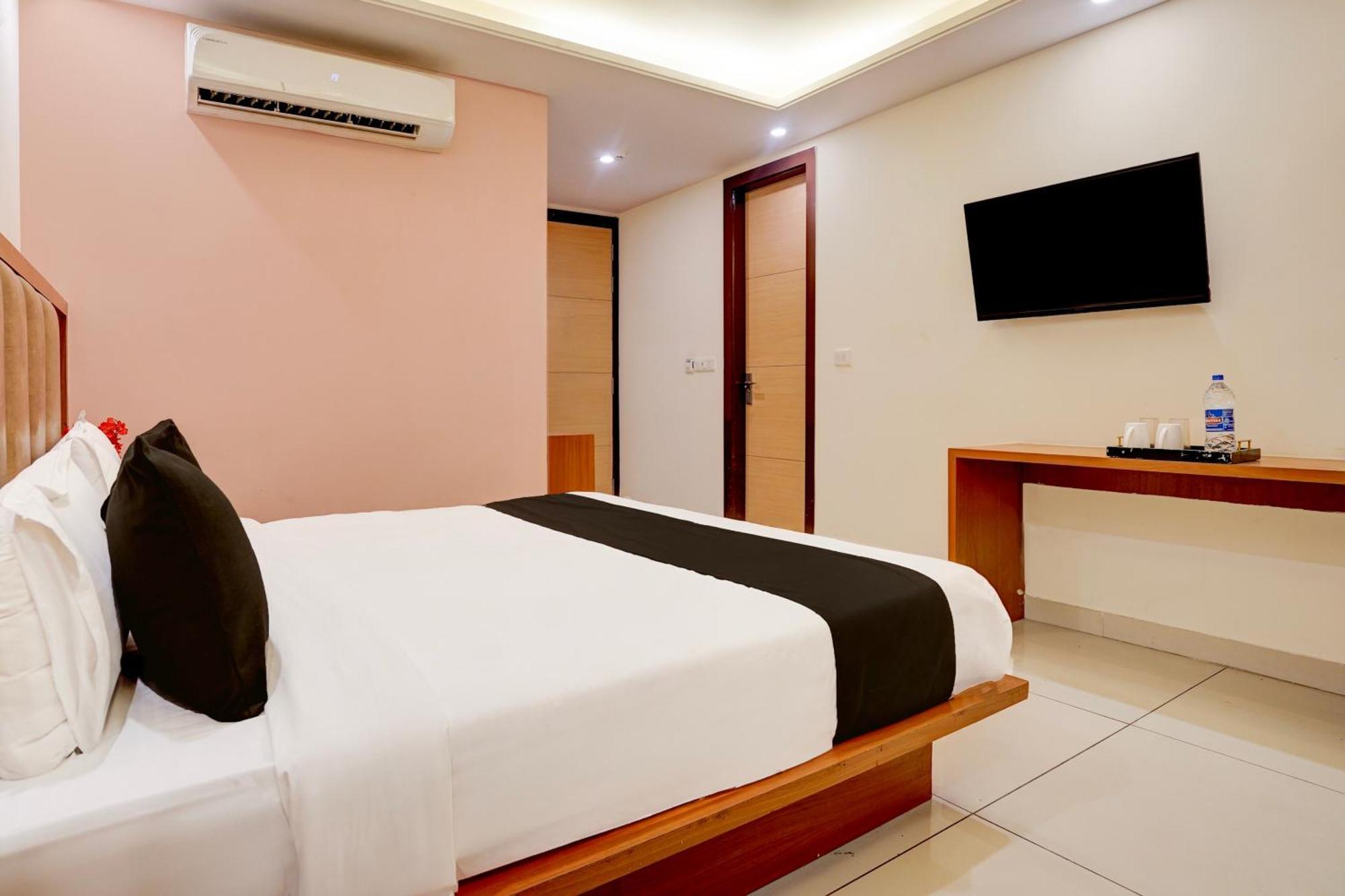 Super Townhouse Airport Road Delhi Hotell New Delhi Exteriör bild